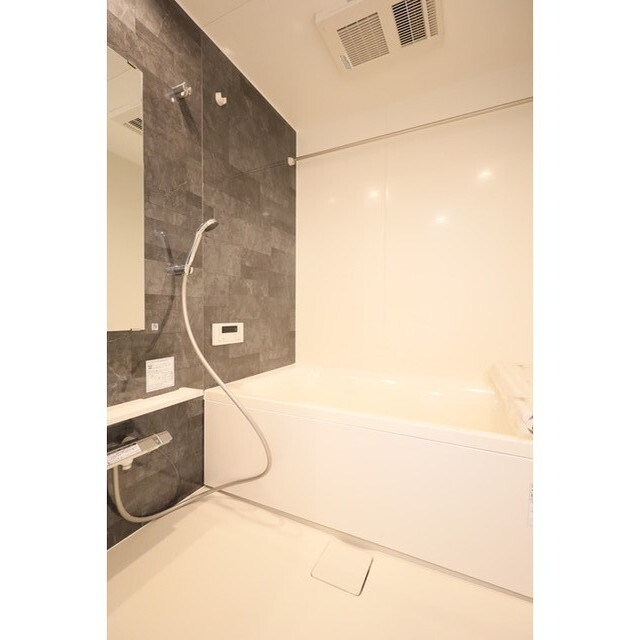 バス・シャワールーム　明るい室内です