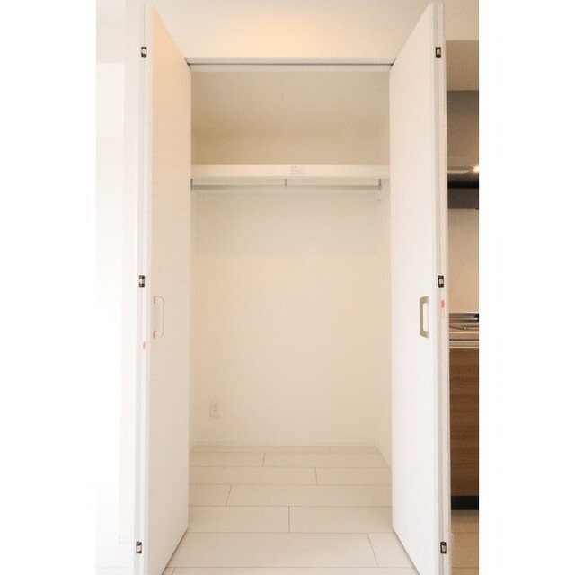 収納　明るい色調の室内です