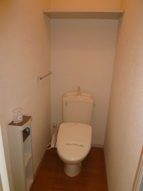 トイレ　棚があって使いやすいトイレ