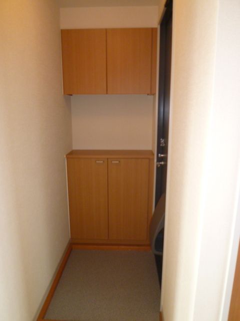 玄関　収納力のある下駄箱つき