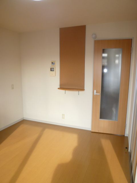 その他部屋・スペース　いろいろと使えるコルクボードが壁にあります。