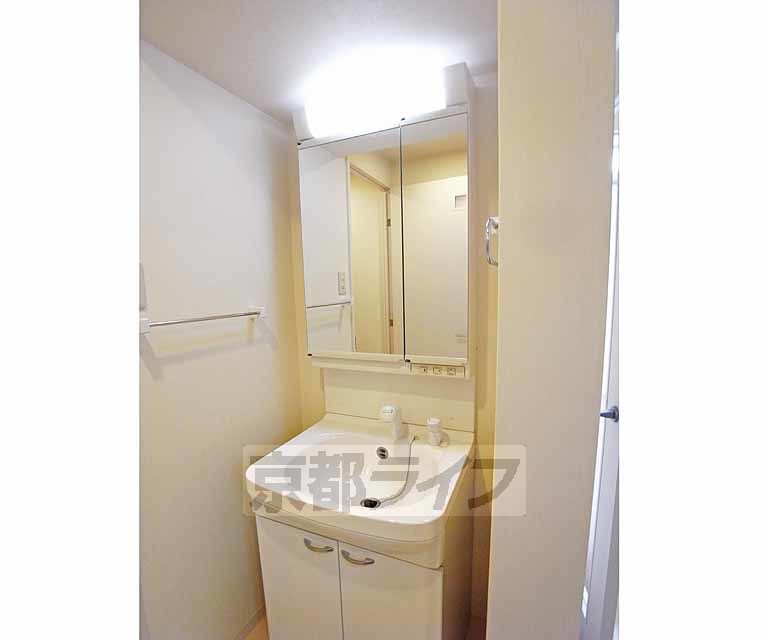 洗面設備　きれいな洗面台です