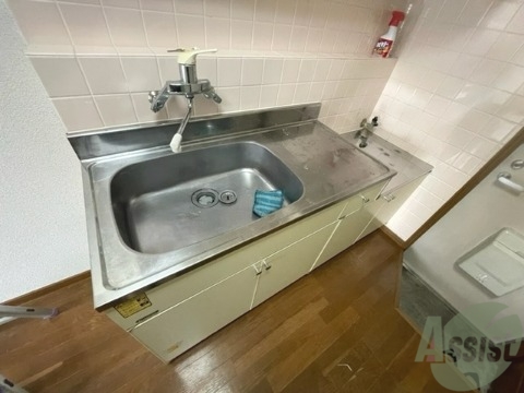 キッチン　十分なスペースのあるキッチン。まな板置き場もございます。