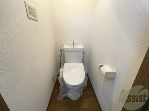 トイレ　ウォシュレットが付いているキレイなお手洗いです。