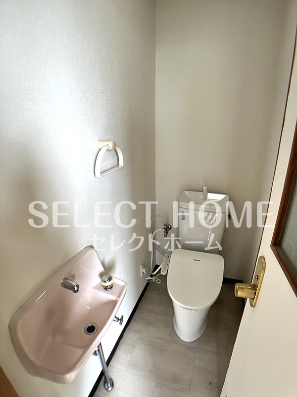 トイレ　落ち着いた色調のトイレです