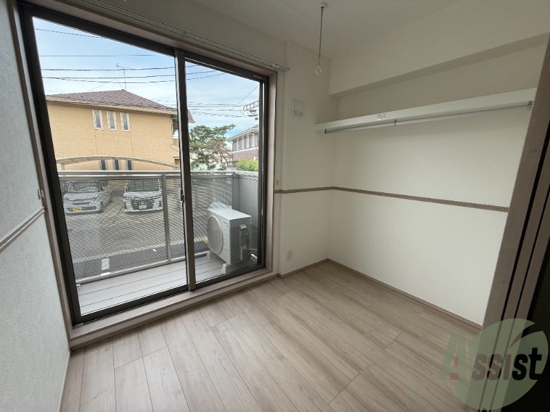 その他部屋・スペース　３．１帖の寝室。窓が大きいので光が沢山入ってきます。