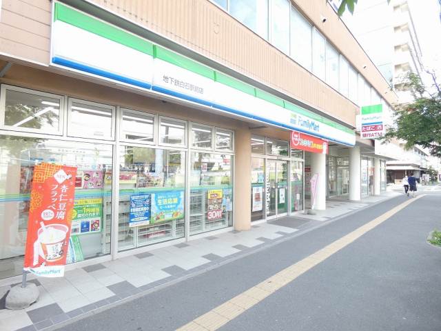 コンビニ　ファミリーマート（コンビニ）まで379m