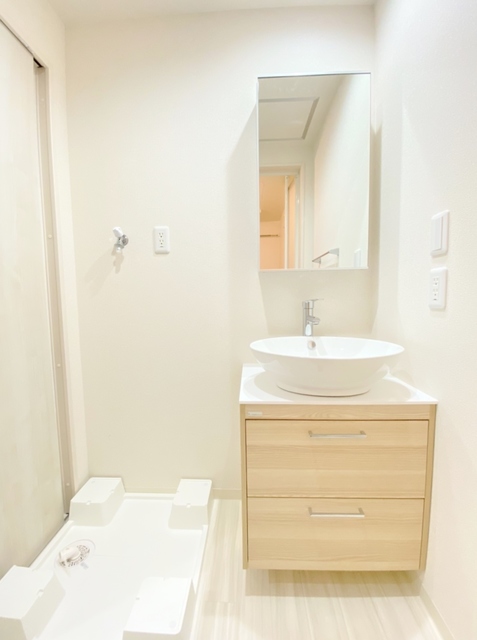 洗面設備　かわいい洗面台と洗濯機置場