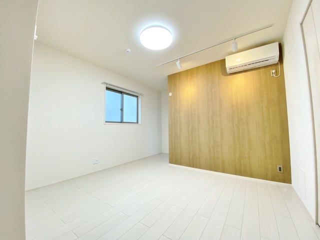 居室・リビング　玄関側から