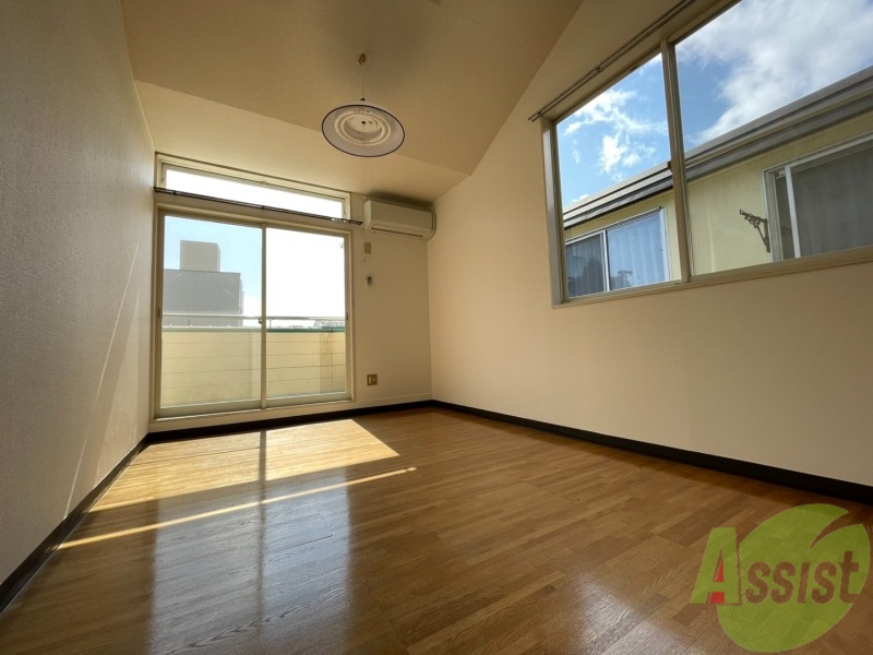 居室・リビング　窓が二つあるフローリングです。明るい印象です