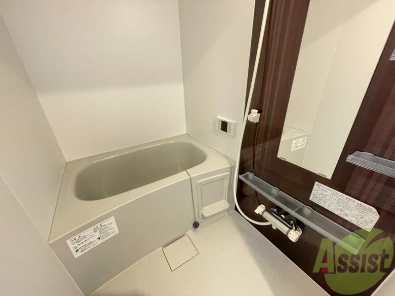 バス・シャワールーム　浴室は洗い場が広く棚と鏡が付いて使いやすいです