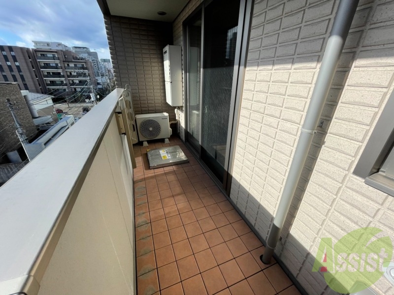 バルコニー　バルコニーは広く、洗濯を干すスペースがあります