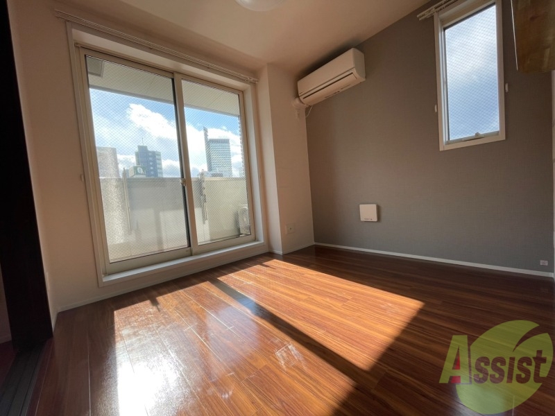 居室・リビング　ダイニングキッチンは二面から光が入り明るいです