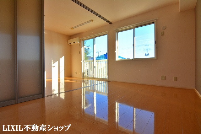 その他　南側６帖の洋室です。