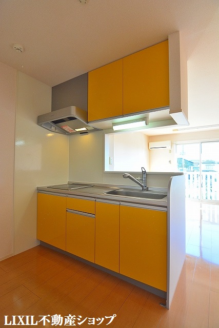 キッチン　上部にも収納のあるキッチンスペースです。