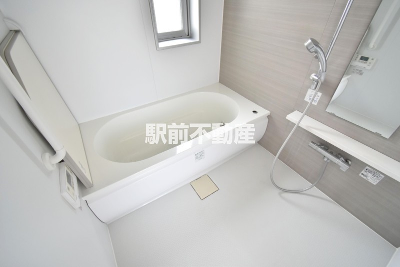 バス・シャワールーム　窓付きのバスルーム