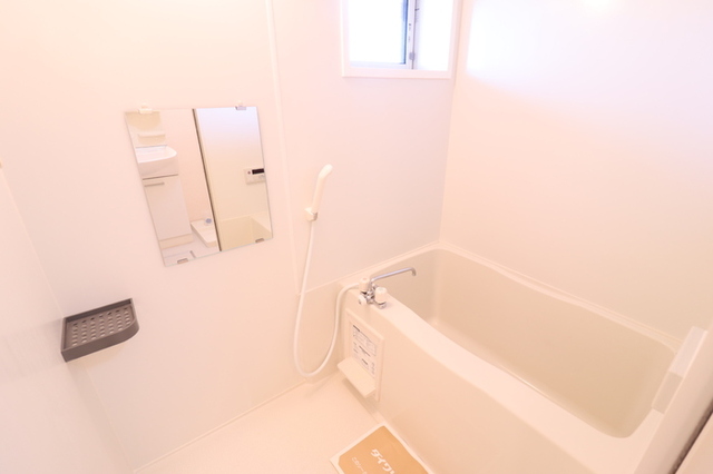 バス・シャワールーム　給湯式浴室（小窓付）