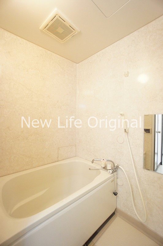 バス・シャワールーム　ゆったり浸かれる大きさの浴槽です♪