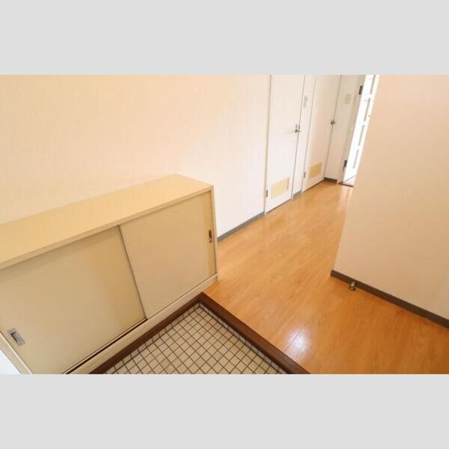 玄関　【玄関】別部屋写真の為、現状優先。靴箱は新品設備になります。