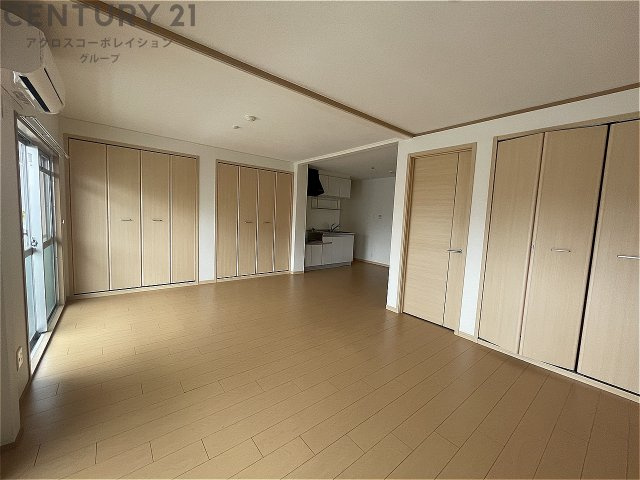 居室・リビング　西向き18帖の広いリビングです♪