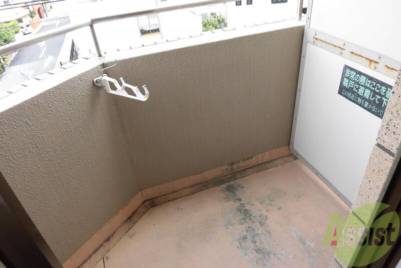 バルコニー　明るいバルコニーですこちらでお洗濯物を干してくださいね。