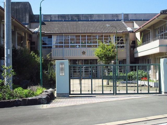 小学校　岩松小学校（小学校）まで180m