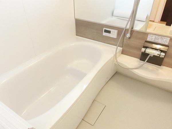 バス・シャワールーム　浴室乾燥機、追焚機能付の広々バスルーム！