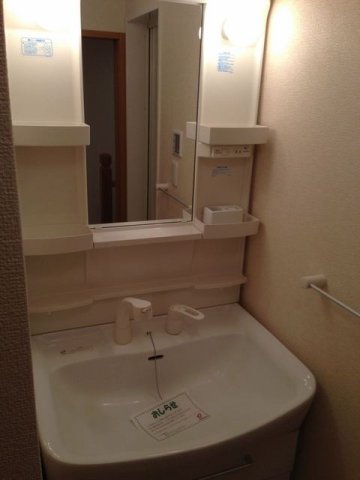 洗面設備　明るい洗面所です