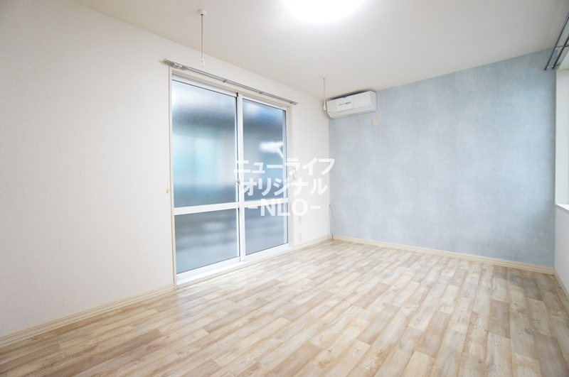 居室・リビング　アクセントクロス仕様☆２面採光で採光通風良好です☆