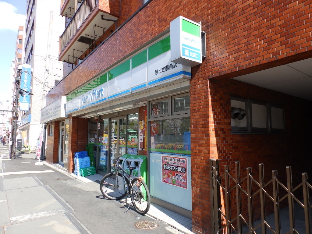コンビニ　ファミリーマート 勝どき駅前店（コンビニ）まで550m