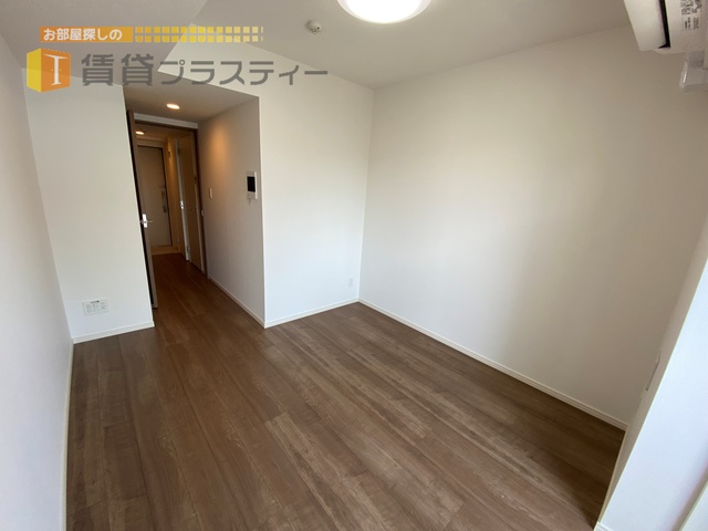 居室・リビング　落ち着いた色合いのお部屋です。