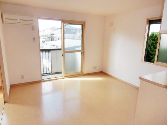 居室・リビング　広々開放的なリビングです。