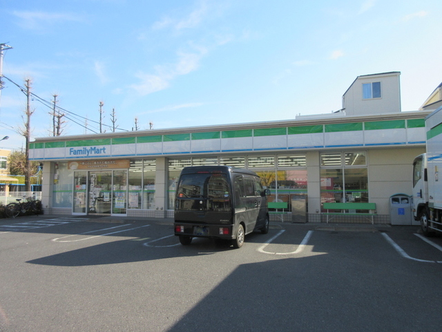 コンビニ　ファミリーマート浮間中央通り店（コンビニ）まで222m