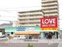ドラックストア　くすりのラブ岡北店（ドラッグストア）まで400m