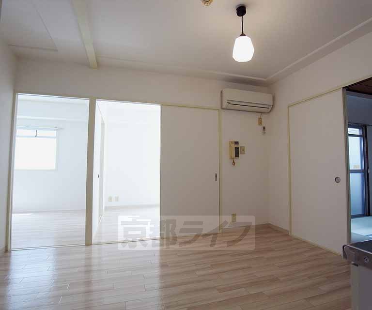 居室・リビング　８帖のＬＤＫ！すべての部屋につながります。