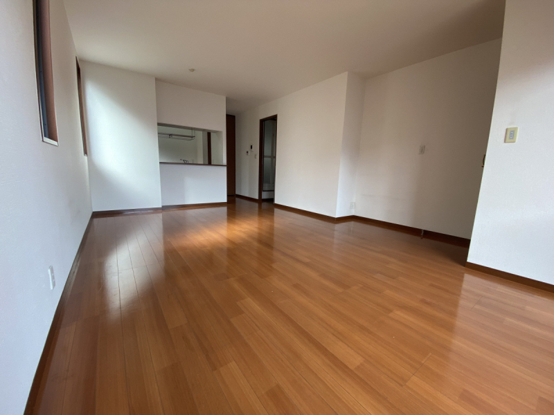 居室・リビング　※角部屋の写真です