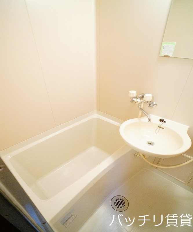 バス・シャワールーム　画像は別部屋タイプの為、現状を優先致します。