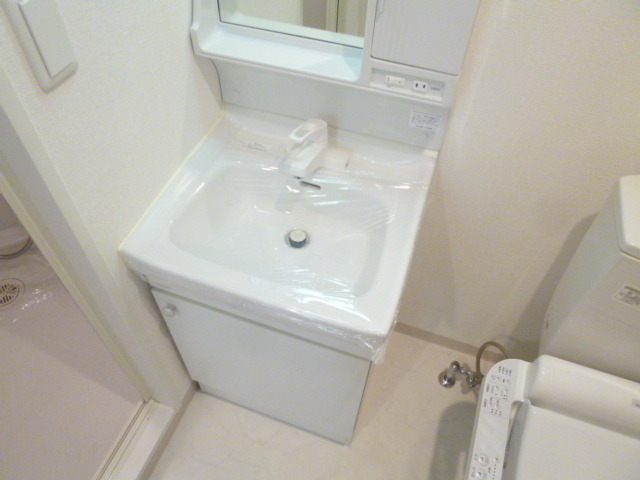 洗面設備　シャンプードレッサーも付いている独立洗面台です