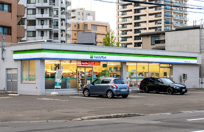 コンビニ　ファミリーマート札幌南5条西20丁目店（コンビニ）まで416m