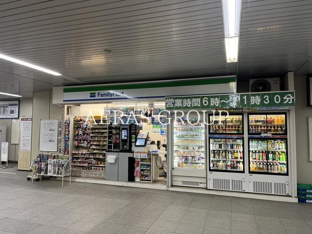 コンビニ　ファミリーマート 新鎌ケ谷駅構内店（コンビニ）まで689m