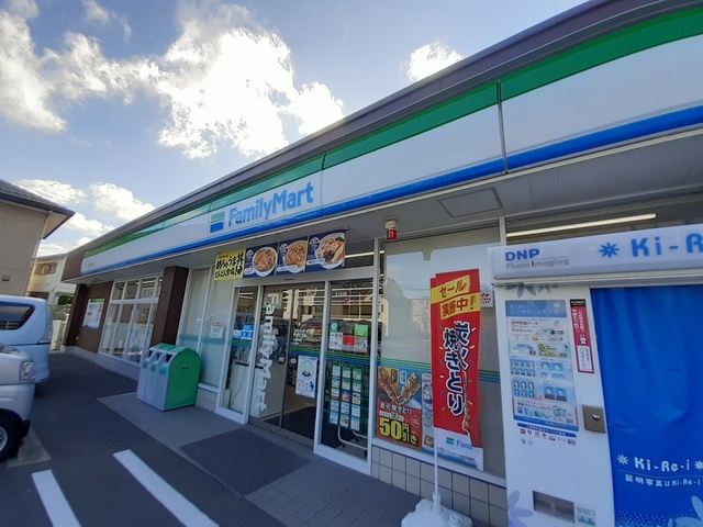 コンビニ　ファミリーマート新寺4丁目店（コンビニ）まで175m