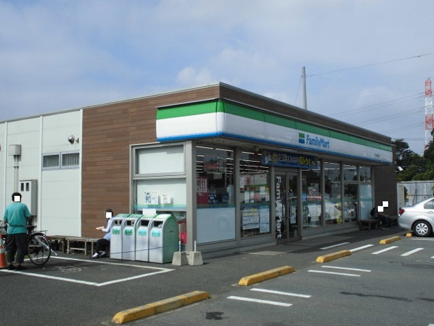 コンビニ　FamilyMart（コンビニ）まで620m
