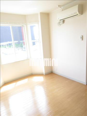 居室・リビング　窓がオシャレです