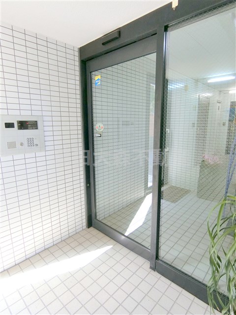 エントランス　オートロック付きのエントランス