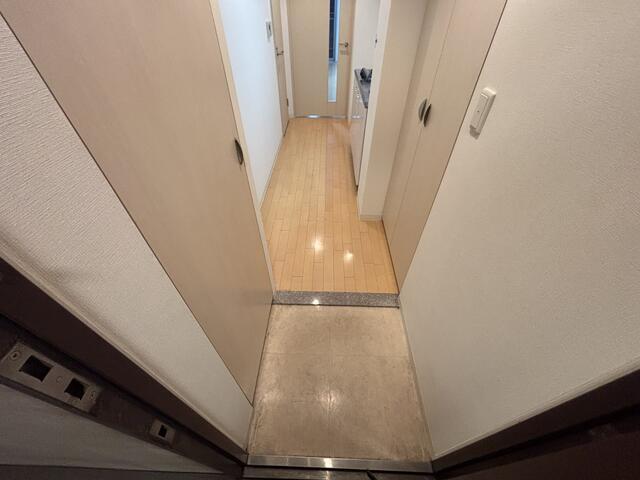 玄関　※同物件・反転タイプの写真です。