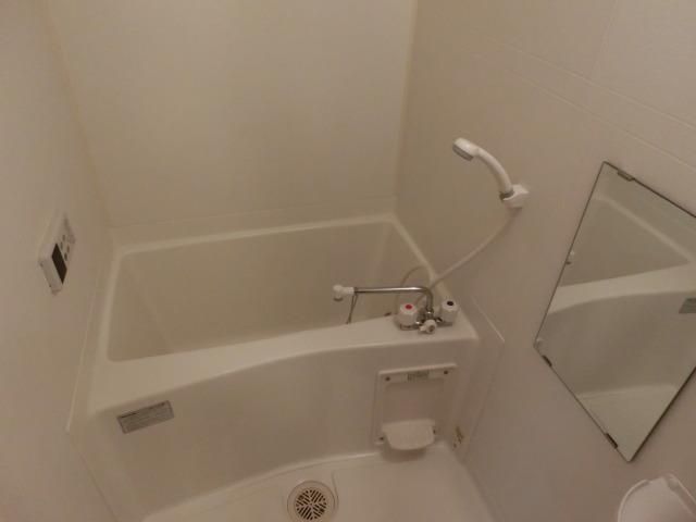 バス・シャワールーム　追い焚き機能付きのお風呂