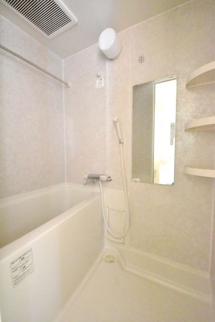 バス・シャワールーム　ゆったりとしたバスルームです