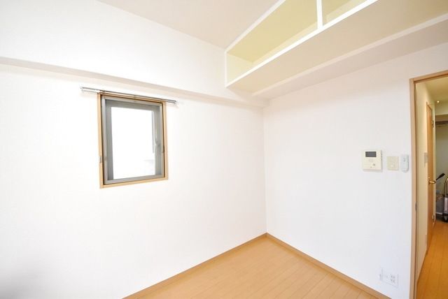 居室・リビング　窓が2つあり部屋は明るいです