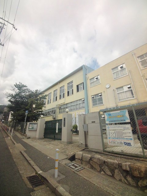 中学校　神戸市立上野中学校（中学校）まで1200m