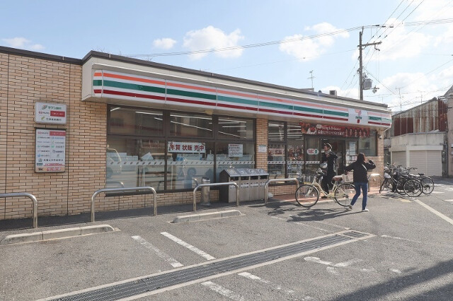 コンビニ　セブンイレブン 大阪桃谷3丁目店（コンビニ）まで82m
